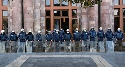 Policemen at the Armenian government building. Photo: REUTERS/Artem Mikryukov