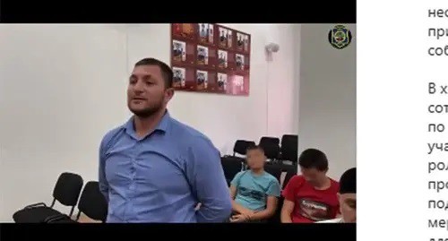 Video record of a preventive conversation with residents of Argun at a police station. Screenshot: http://www.instagram.com/p/CTU8M5coHYB/
