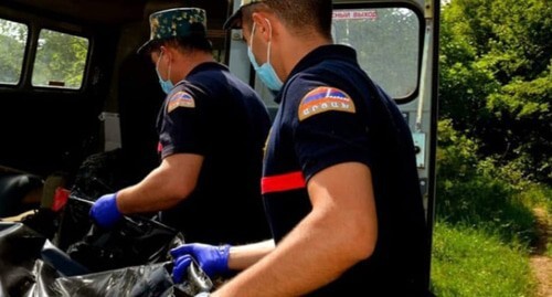 Karabakh rescuers transport a serviceman's remains. Photo by the press service of the Emergency Service of Nagorno-Karabakh https://www.facebook.com/photo/?fbid=216157243863785&amp;set=a.204085841737592