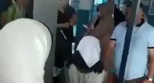Schoolgirls enter the school. Screenshot: http://youtu.be/10ctRpYejR8