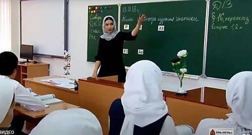 School pupils at a lesson. Screenshot: http://www.youtube.com/watch?time_continue=298&v=UVTvoU9IlSY&feature=emb_logo