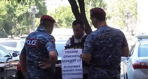 Policemen detain a resident of Armenia, who went to a picket. Screenshot: http://www.youtube.com/watch?v=-19al8Pe7vQ