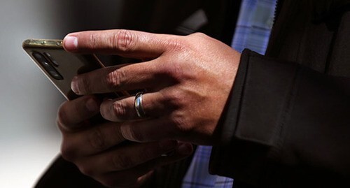 A man holding a smartphone. Photo: REUTERS/Эдгард Гарридо