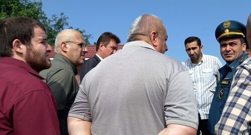 Residents of the village of Nizhnie Achaluki talk to Ingush officials. Photo by Adam Kostoev for the "Caucasian Knot"