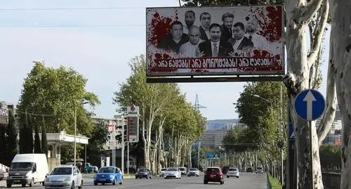 Anti-opposition banner in Tbilisi. Photo by Inna Kukudzhanova for the Caucasian Knot
