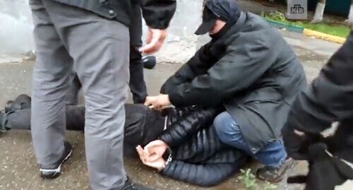 Law enforcers detain a resident of Kabardino-Balkaria on suspicion of preparing a terror attack on law enforcers in Cherkessk. Screenshot: http://www.ntv.ru/novosti/2613542