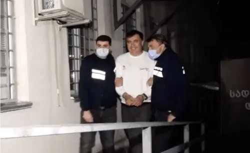 Police accompany Mikhail Saakashvili to Rustavskaya prison, October 1, 2021. Screenshot: http://www.facebook.com/watch/?ref=external&&v=1490796041293652
