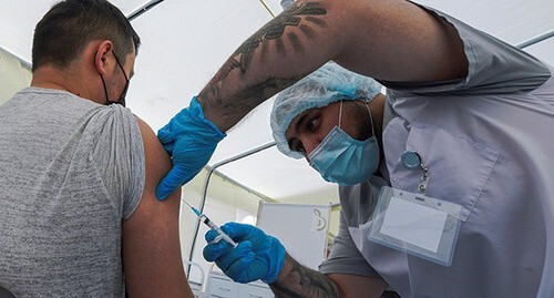 A doctor vaccinates a man. Photo: REUTERS/Tatyana Makeyeva