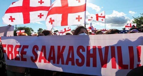 Followers of Mikhail Saakashvili with banners and flags of Georgia, October 4, 2021. Photo: REUTERS/Irakli Gedenidze