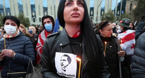 Protesters hold candles demanding to release former Georgian President Mikhail Saakashvili, Tbilisi, Georgia, October 10, 2021. Photo: REUTERS/Irakli Gedenidze