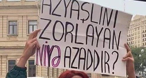 Feminist Gyulnara Mekhtieva is holding a poster saying, "Why rapist of a minor remains at large?" Photo: Parvana Gurbanly https://oc-media.org/ru/posle-goda-bezdeystviya-vlasti-azerbaydzhana-arestovali-podozrevaemogo-v-iznasilovanii-aktivistki/