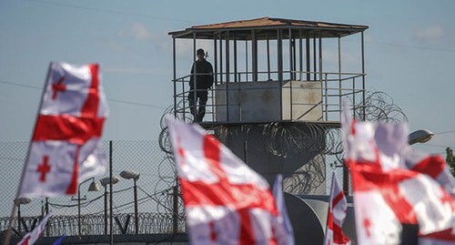 Flags of Mikhail Saakashvili’s supporters in front of the prison in Rustavi. Photo: REUTERS/Ираклий Геденидзе