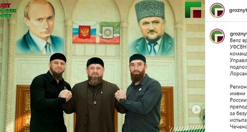 Ramzan Kadyrov (in the centre) and two fighters of the Chechen Department of the National Guard of Russia who got Mercedes Benz cars from the Akhmat Kadyrov Foundation. Screenshot of the video https://www.instagram.com/p/CVVWJTLI6jr/