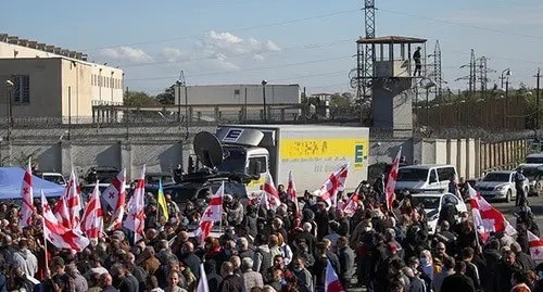 Mikhail Saakashvili's supporters at Rustavi Prison. Photo: REUTERS/Irakli Gedenidze