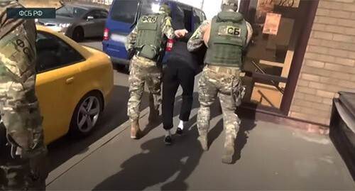 Police detaining a man suspected of preparing a terror attack. Screenshot: https://www.youtube.com/watch?v=JhuKTHFPrxA