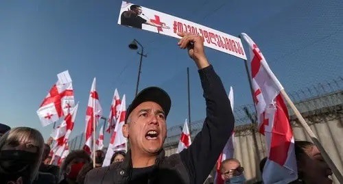 Supporters of former Georgian President Mikhail Saakashvili hold a rally outside a prison in Rustavi, Georgia, October 24, 2021. REUTERS / Irakli Gedenidze