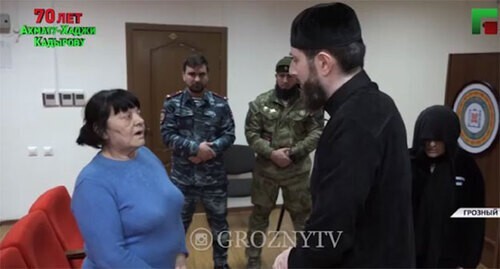 Adam Elzhurkaev talks to the women detained for practising witchcraft. Screenshot of the report by the Grozny TV channel https://www.instagram.com/p/CVn2pXEIbz5/