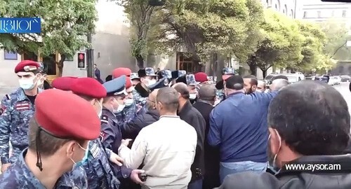 Yerevan protesters from among relatives of the dead and missing Armenian soldiers. Screenshot of the video https://www.aysor.am/ru/