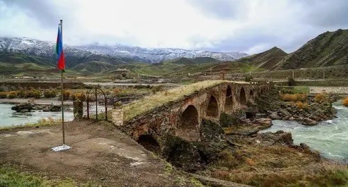 The Azerbaijani flag at the Khudaferin bridge of the Djabrail District of Nagorno-Karabakh. Photo by Aziz Karimov for the Caucasian Knot