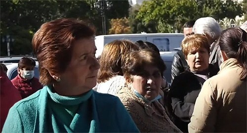 A protest action by Karabakh refugees at the building of the Armenian government. Yerevan, October 2021. Screenshot: NEWSam Channel2; https://www.youtube.com/watch?v=gzuMutaGzNY" title=