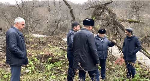 Inspection of the bank of the Fortanga River. Screenshot of the video by the Ingushetia TV channel youtu.be/ozsPaw035MM