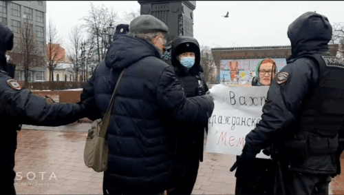 Victoria Ivleva, a journalist, at a picket in support of the "Memorial", Moscow, November 21, 2021. Screenshot of the video https://web.telegram.org/z/#-1382842129