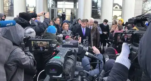 Lawyers and advocate left the building of the Moscow City Court after the court hearing. Screenshot: https://twitter.com/hrc_memorial/status/1463064411669684227/photo/1