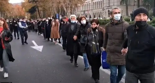 A human chain in central Tbilisi in honour of the 18th anniversary of the "Rose Revolution". Screenshot: https://www.youtube.com/watch?v=RlgUsMAzGJg