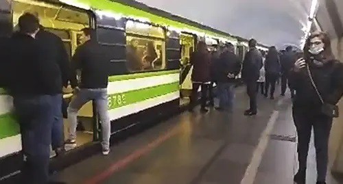 Liberation Movement activists block doors of Yerevan metro trains. Screenshot: https://www.facebook.com/nhokhikyan/videos/431919021774965/?t=0