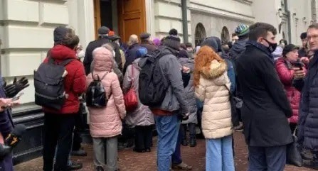 People wishing to attend an open meeting on the claim of the Prosecutor General's Office on the liquidation of the "International Memorial" in the Supreme Court of Russia. Screenshot: https://t.me/polniypc/282