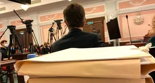 In the hall of the Supreme Court where an open session is being held on the lawsuit of the Prosecutor General's Office on the liquidation of the "International Memorial"*. Photo courtesy of the HRC "Memorial"*, https://twitter.com/hrc_memorial