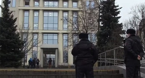 The police at the building of the court running the consideration of the case of the "Memorial". Screenshot of the video https://www.youtube.com/watch?v=o1Sn6H_wQ_w