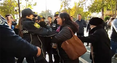 The police detains a female activist. Baku, December 2, 2021. Screenshot of the video by the "Caucasian Knot" https://www.youtube.com/watch?v=hw0fCxk2BNA