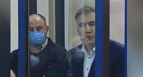 Mikheil (Mikhail) Saakashvili in the courtroom. Screenshot of the video by REN TV https://ren.tv/news/v-mire/909370-saakashvili-iz-zala-suda-prizval-storonnikov-prodolzhat-protesty"