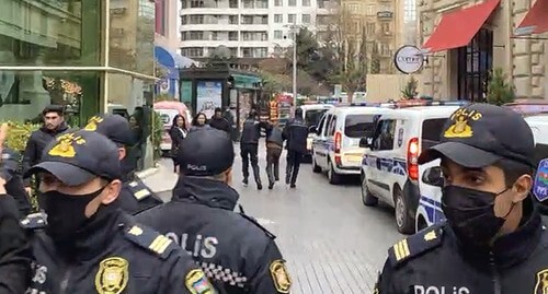 The police detains participants of a protest action in support of Salekh Rustamov. Screenshot of the video by MEDIAN TV https://www.facebook.com/MeydanTelevision/videos/5146199622076914