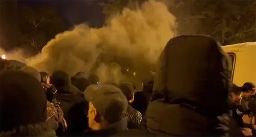Police use smoke bombs against protesters in Sukhumi. Screenshot: https://vk.com/dtpsochi?z=video-41267621_456245089%2F080d93f0cfb878c846%2Fpl_wall_-41267621
