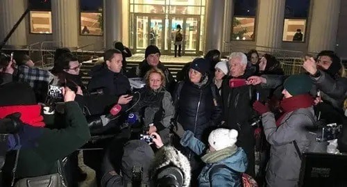 Journalists interview participants in the trial of the Human Rights Center 'Memorial'* in the Moscow City Court. December 23, 2021 Photo: press service of the HRC 'Memorial'