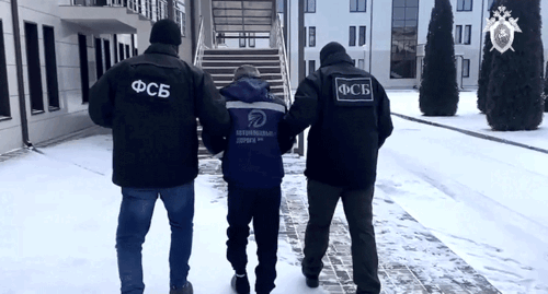 Two men detained on suspicion of taking part in the attack of Basaev's and Khattab's grouping on Dagestan in 1999. Screenshot of the video by the Investigating Committee of the Russian Federation (ICRF) https://sledcom.ru/news/item/1642760/
