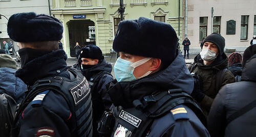 The police pushes journalists and support groups away from the entrance to the Supreme Court building. Moscow,  December 18, 2021. Photo by Rustam Djalilov for the "Caucasian Knot"