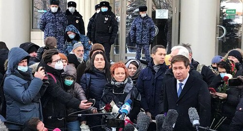 Ilya Novikov, advocate of the HRC "Memorial", gives an interview to journalists at the building of the Moscow City Court after the court session.  Moscow, December 29, 2021. Photo by the press service of the HRC "Memorial" https://memohrc.org