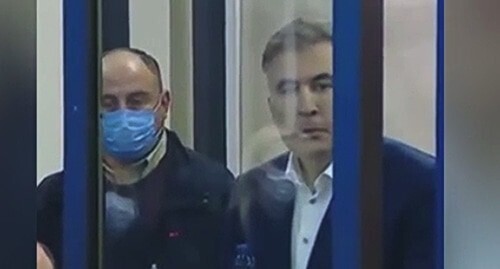 Mikhail Saakashvili in a courtroom. Screenshot: https://ren.tv/news/v-mire/909370-saakashvili-iz-zala-suda-prizval-storonnikov-prodolzhat-protesty