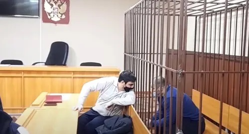 Defendant at a session of the Sovetsky District Court of Makhachkala in the case of the murder of the former head of the Novokuli village of the Novolaksky District, Abakar Kaplanov, and a lawyer. Screenshot of video posted by the Caucasian Knot https://www.youtube.com/watch?v=TaxYwlSWAC8