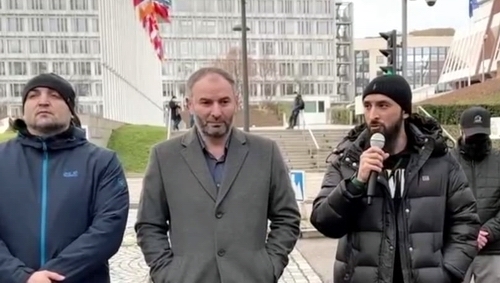 Tumso Abdurakhmanov (on the right) at a rally in Strasbourg on January 8, 2022. Screenshot of the video published on his Telegram channel