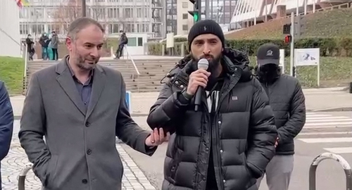 Tumso Abdurakhmanov (on the right) at a rally in Strasbourg on January 8, 2022. Screenshot of the video published on his Telegram channel