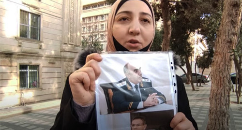 Gyulmira Aslanova, a spouse of journalist Polad Aslanov, at a protest action. Screenshot of the video https://www.youtube.com/watch?v=EWOkpKJ25aY