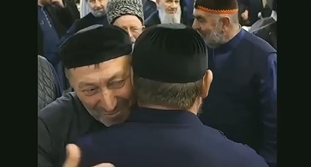 Yakhya Khadzkhiev, former head of the Republican Department for Religious Affairs of Ingushetia, at a meeting with Ramzan Kadyrov. Screenshot of the video https://t.me/fortangaorg/10835