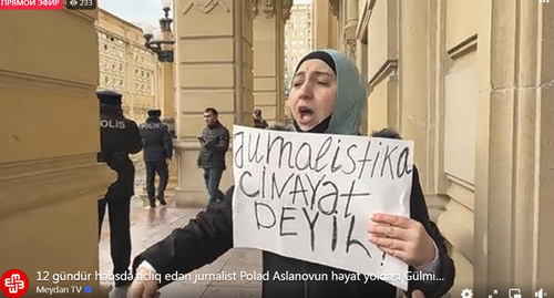 The wife of the convicted journalist Polad Aslanova went to a picket near the building of the Prosecutor General's Office of Azerbaijan. Screenshot: https://www.facebook.com/MeydanTelevision/videos/2434785536658608