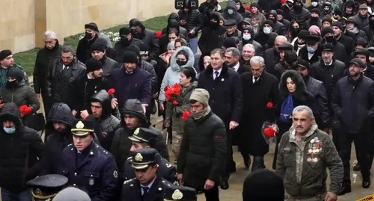 Residents of Baku go to the Memorial on the Alley of Martyrs, January 20, 2022. Screenshot: https://www.youtube.com/watch?v=FLVYvaxlHBk
