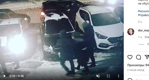 Law enforcers detain Zarema Musaeva. Screenshot of the video https://www.instagram.com/p/CZHKjIooFWA/