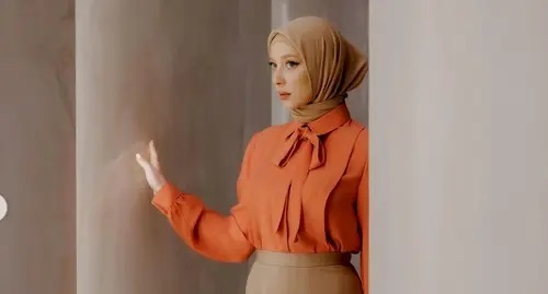 A model demonstrates clothes of the Firdaws Fashion House. Screenshot: https://www.instagram.com/p/CYy8jaUKVJo/
